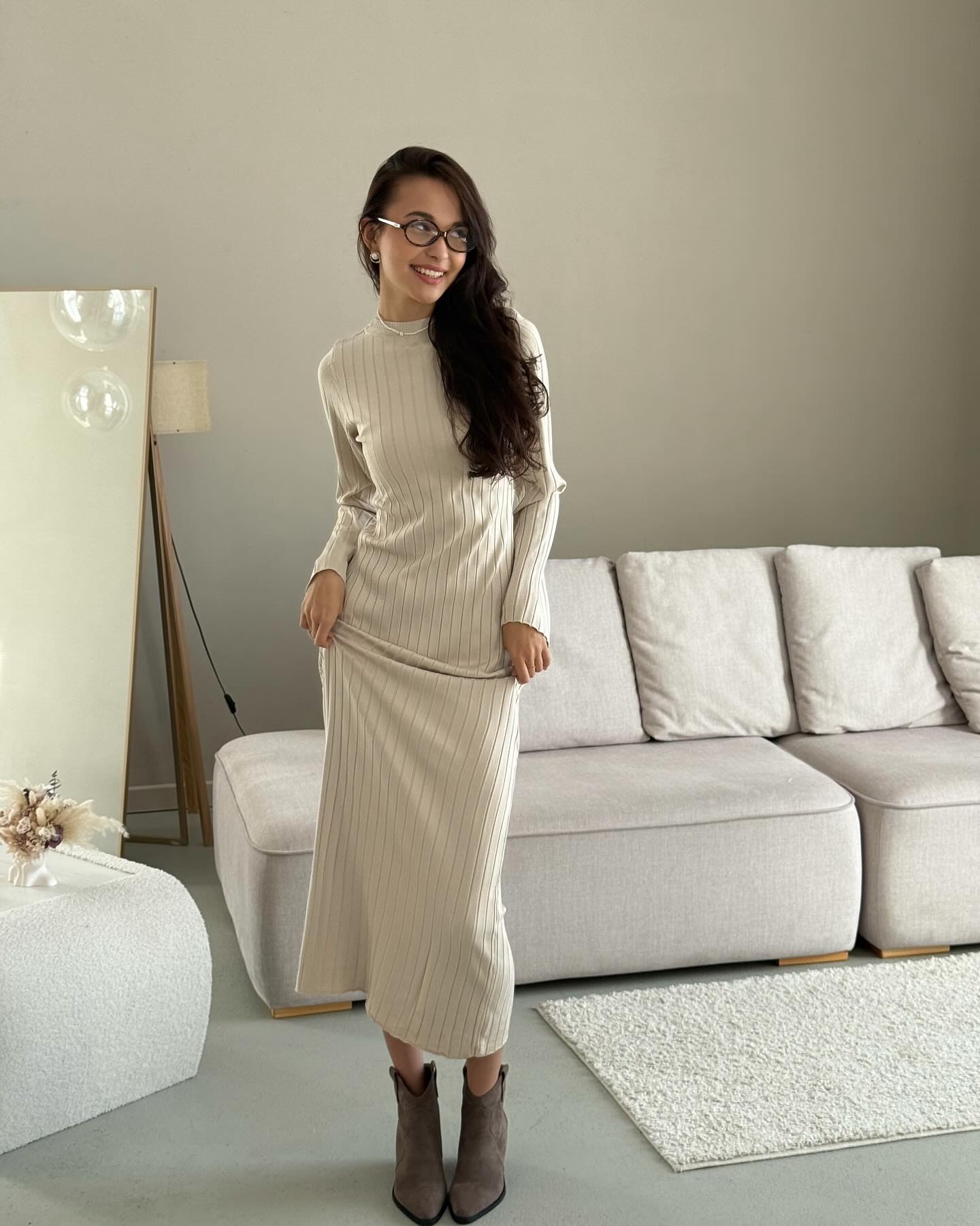 Трикотажное платье миди в рубчик