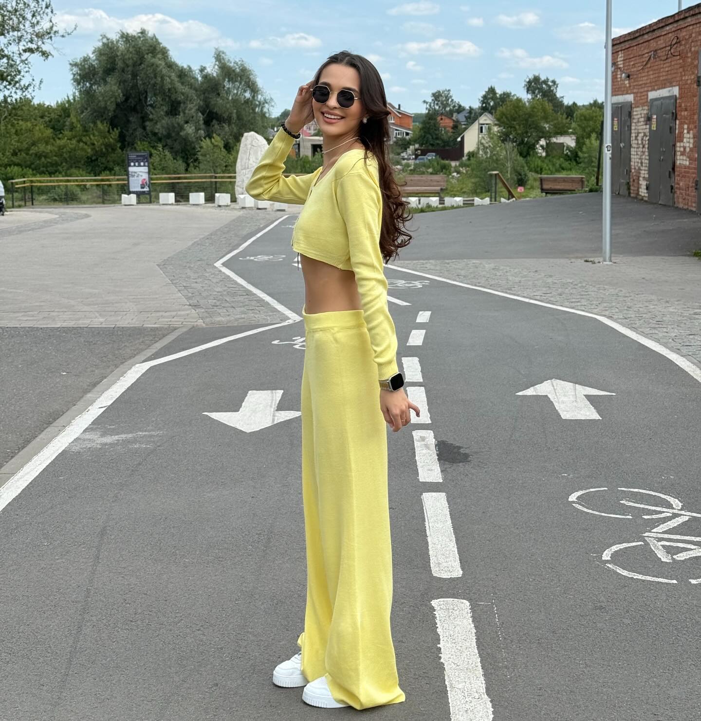 Трикотажный костюм с кроп-кардиганом и брюками